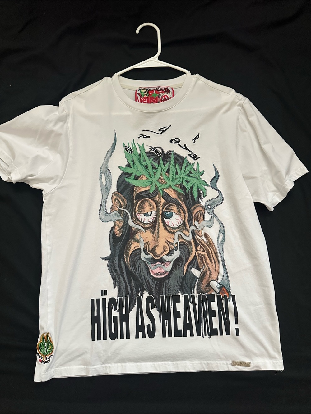 Vemo Artwear Graphic Tee Label - White with Red & Green Accents size Medium